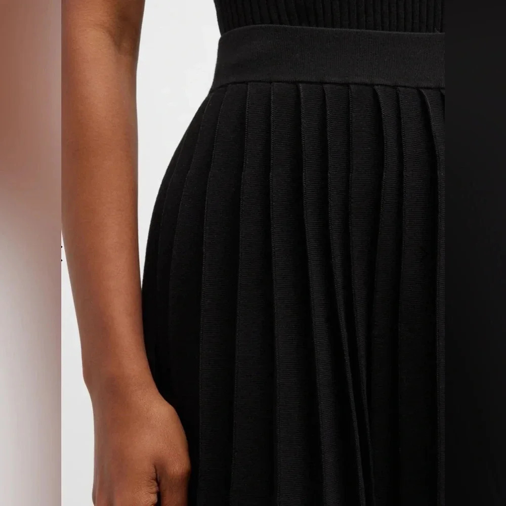 Nwt! Co Pleated Knit black Skirt
Small - Picture 4 of 10